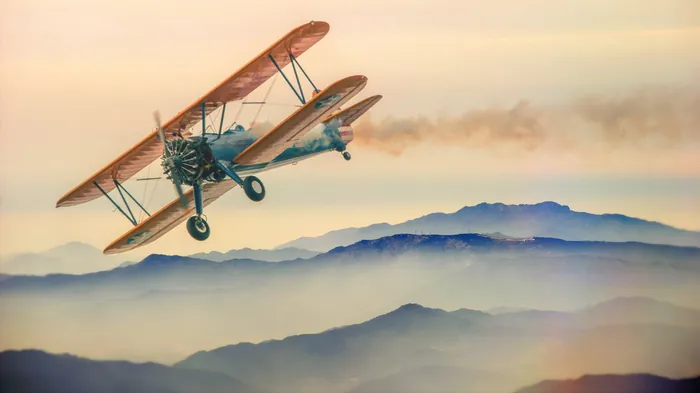 Vol en avion léger au-dessus des reliefs
